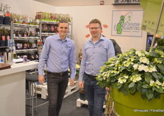 Dave v/d Heiden and Danny de Bruin with De Jong Plant BV. On the right we see the Runaway Bride, a popular kalanchoe variety in the market